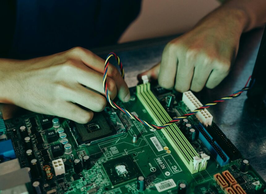 Kaip išsirinkti patikimą kompiuterių remonto specialistą Kaune: 7 kriterijai, kuriuos privalo žinoti kiekvienas