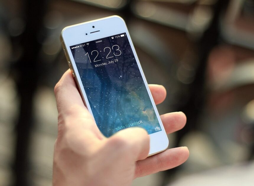 Kodėl iPhone ekrano keitimas Kaune kainuoja skirtingai: ką būtina žinoti prieš einant į servisą