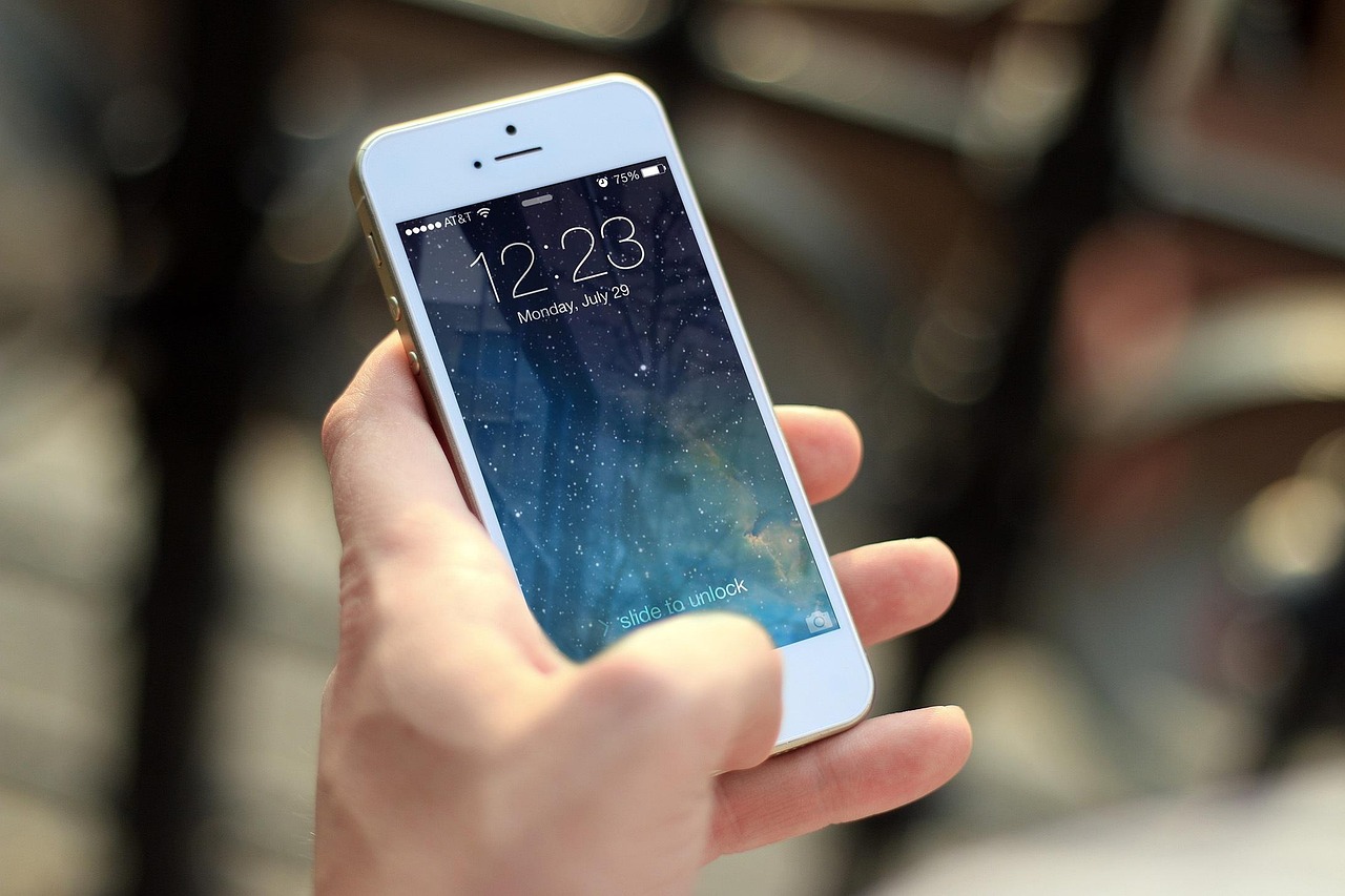 Kodėl iPhone ekrano keitimas Kaune kainuoja skirtingai: ką būtina žinoti prieš einant į servisą