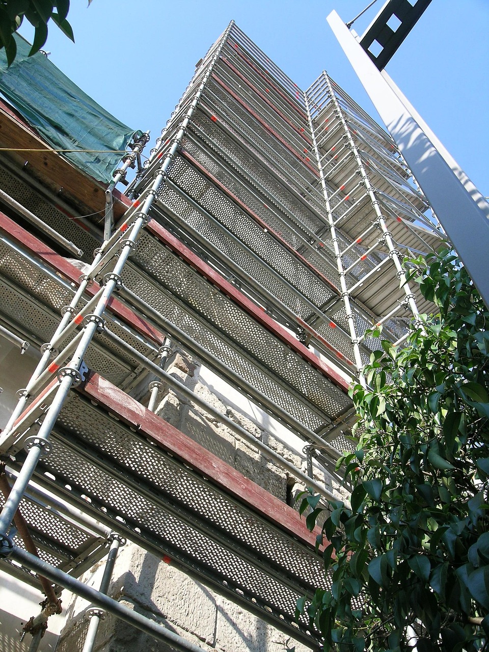 Kaip teisingai pasirinkti renovacijos rangovą: 7 klausimai, kuriuos būtina užduoti prieš pasirašant sutartį